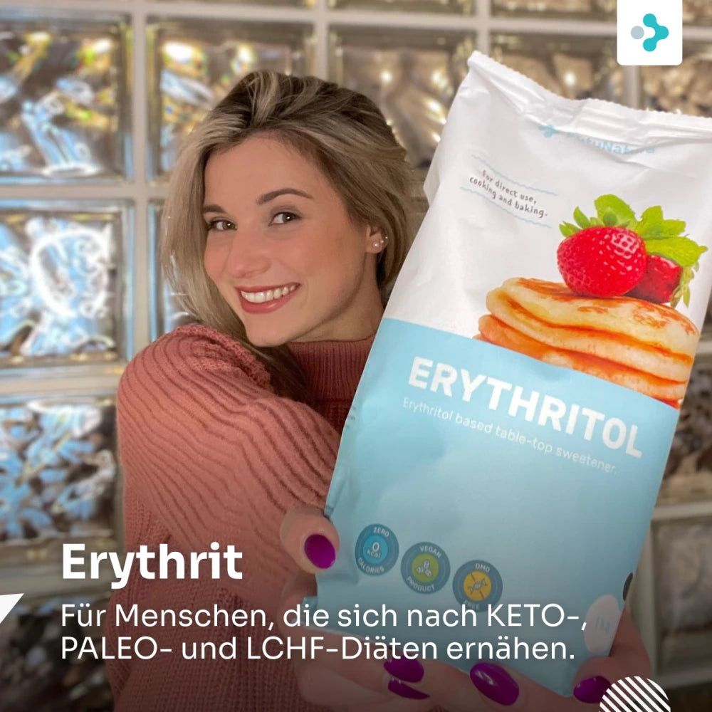 Frau hält Beutel FutuNatura Erythrit. Aufdruck: Erythritol, Erdbeeren, Pfannkuchen. Für Keto, Paleo, LCHF.