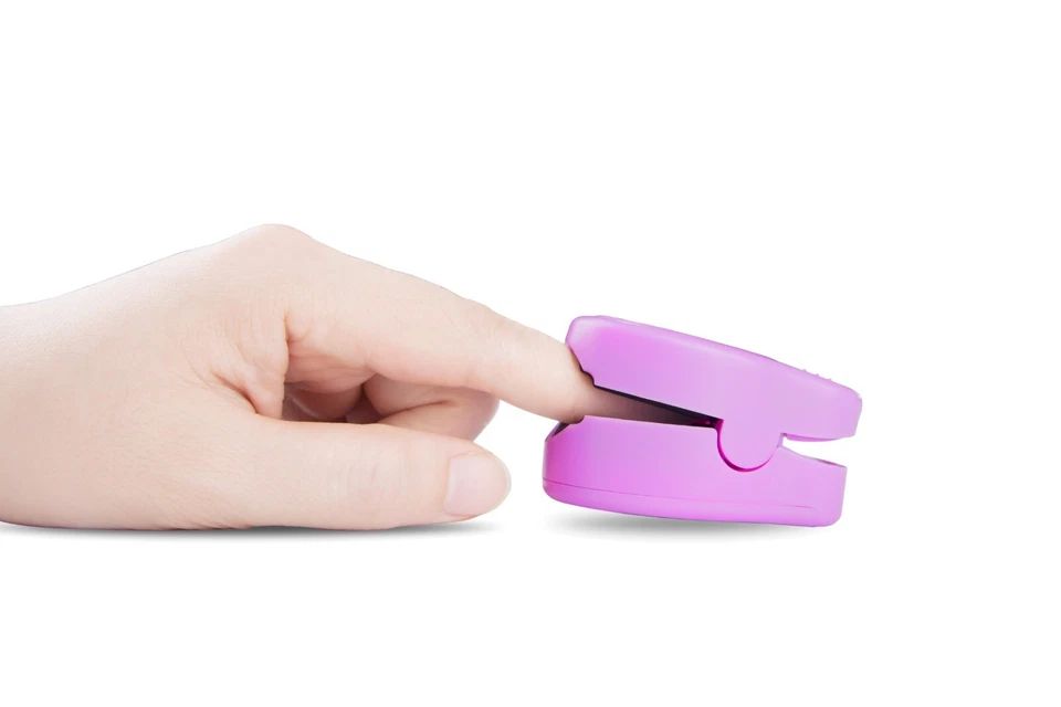 Lila Fingerpulsoximeter, geöffnet. Zeigt die Innenseite. Gerät wird am Finger befestigt.