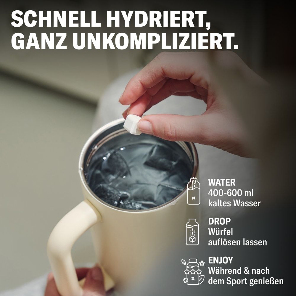 Hand gibt einen waterdrop® Getränkewürfel in eine Tasse mit Wasser und Eis. Anleitung für Sportgetränk.