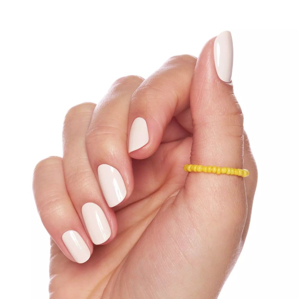 Hand mit lackierten Nägeln und gelbem Perlenring.