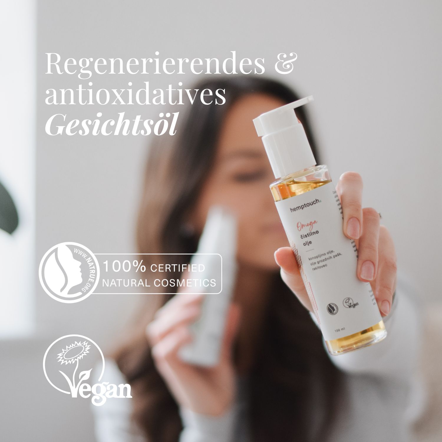 Frau hält eine Flasche Ölreiniger. Auf der Flasche steht 'Hemptouch'. Zertifizierungen: 100% Natural Cosmetics, Vegan.