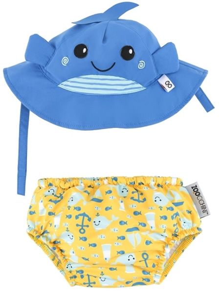 Blau-gelbes Set: Sonnenhut mit Wal-Design und Badewindel mit maritimen Motiven. Beide mit UV-Schutz.