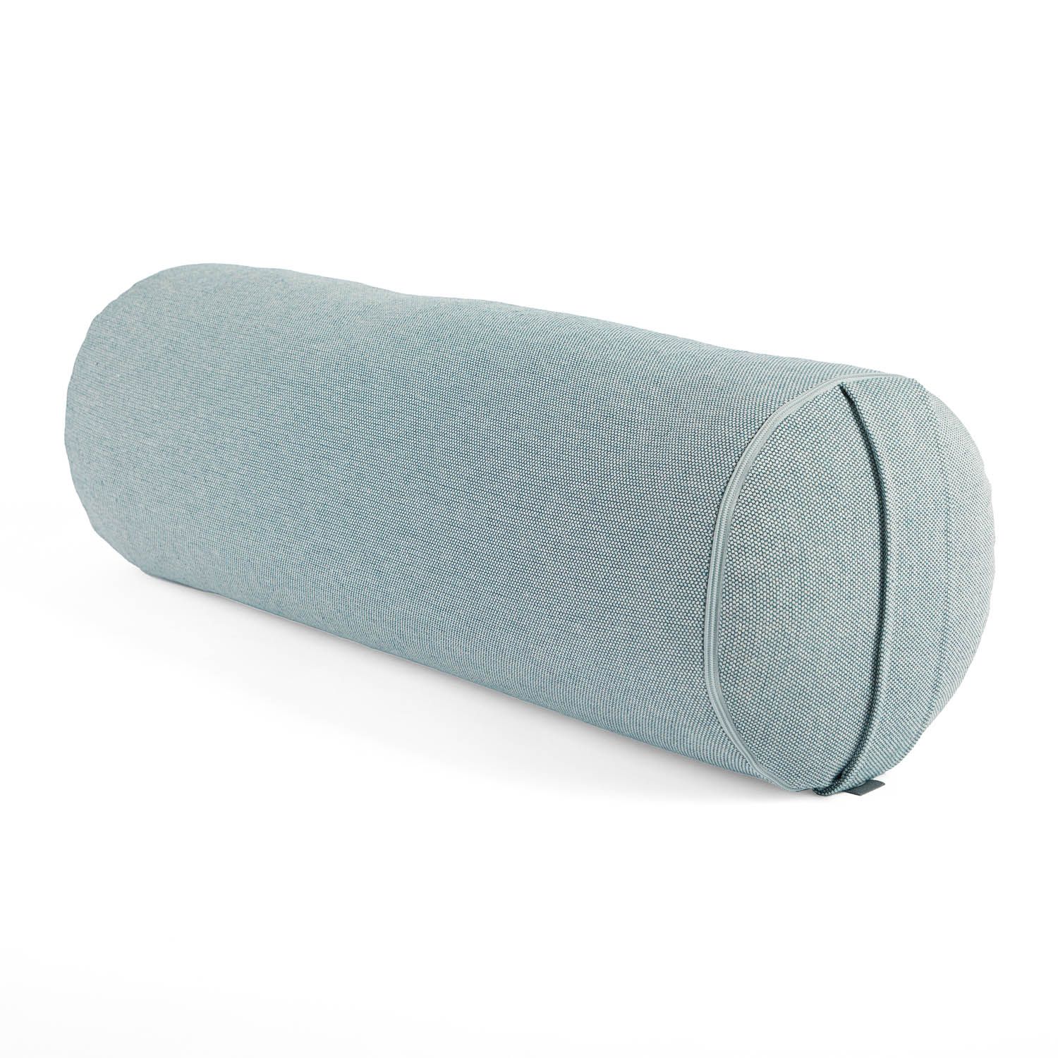 Zylindrisches Yoga-Bolster aus hellblauem Stoff. Abgerundete Enden. Naht entlang der Längsseite.