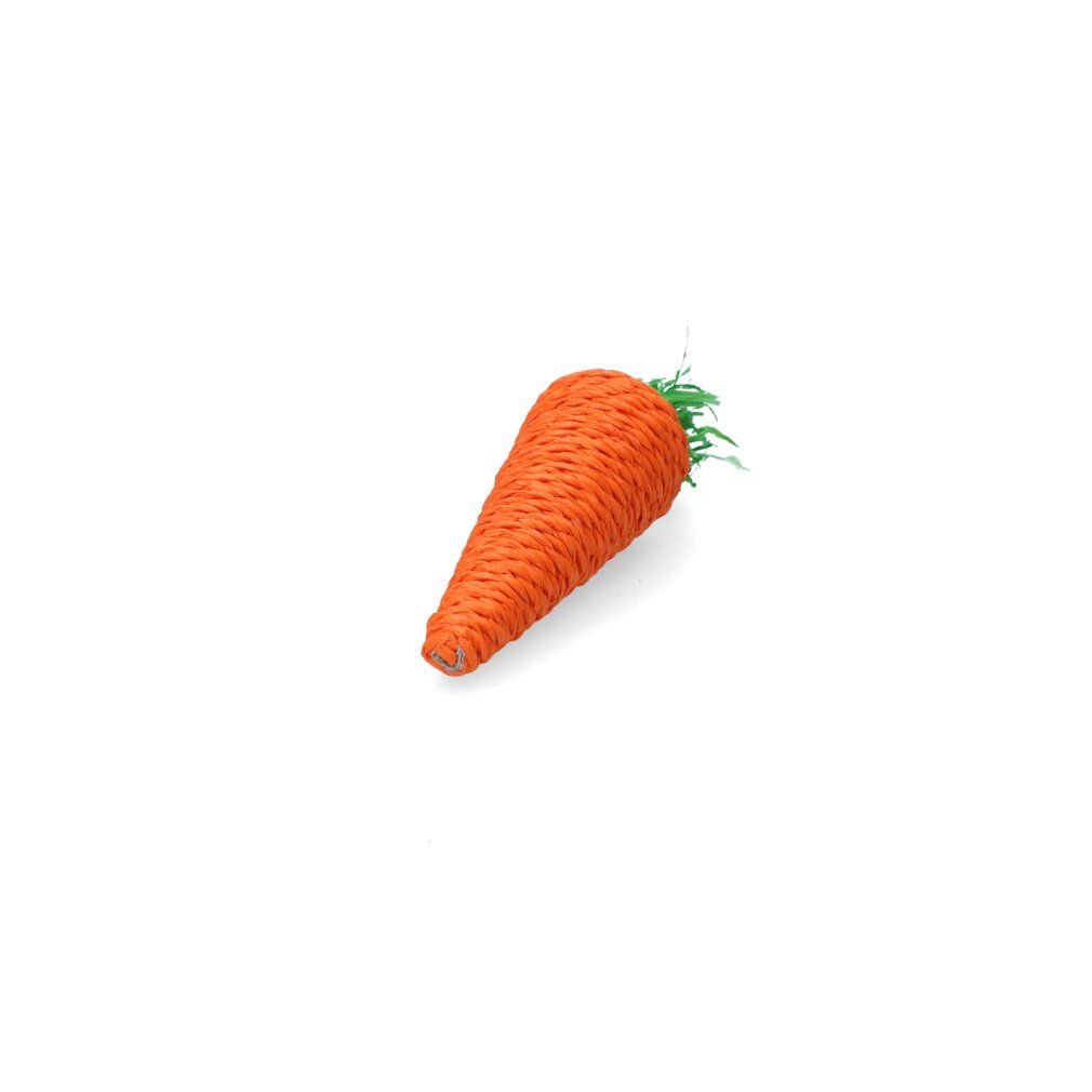 Orangenes, geflochtenes Karotten-Kauspielzeug mit grünem Oberteil. Liegt auf weißem Hintergrund.