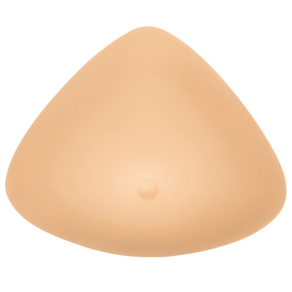 Hautfarbene Brustprothese, dreieckig, mit leichter Wölbung und einem kleinen Nippel in der Mitte.