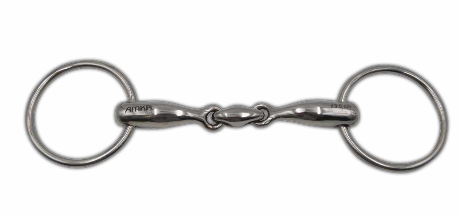 Wassertrense, doppelt gebrochen, Edelstahl. Ringe. Klarer Hintergrund.