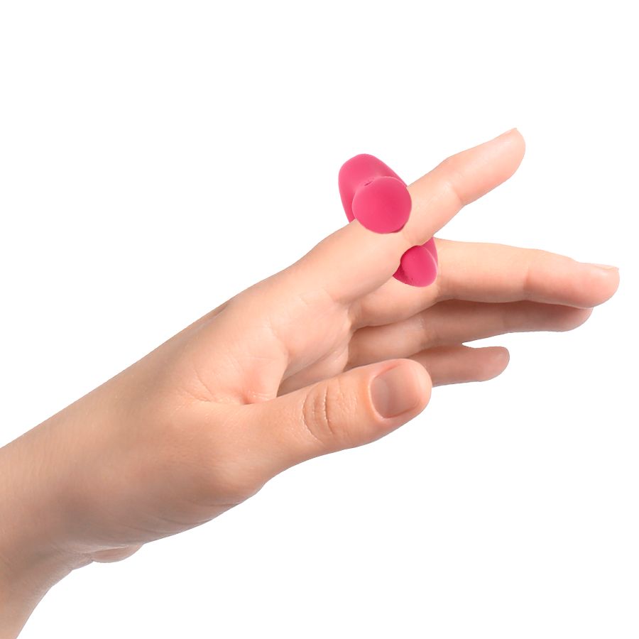 Pinker Silikon-Fingerring-Stimulator, getragen auf zwei Fingern einer Hand.