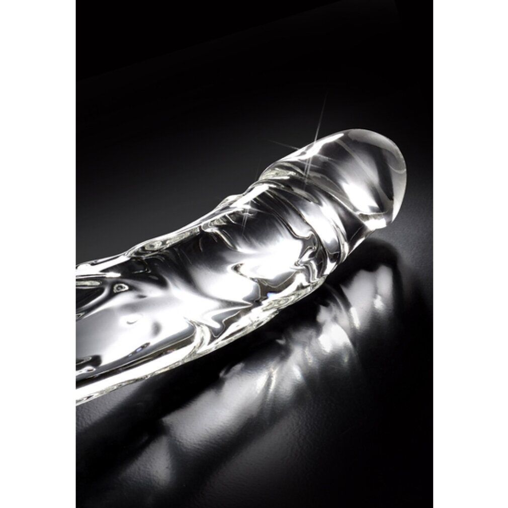 Glasdildo, transparent, gebogen, mit geriffelter Oberfläche. Nahaufnahme, schwarzer Hintergrund.