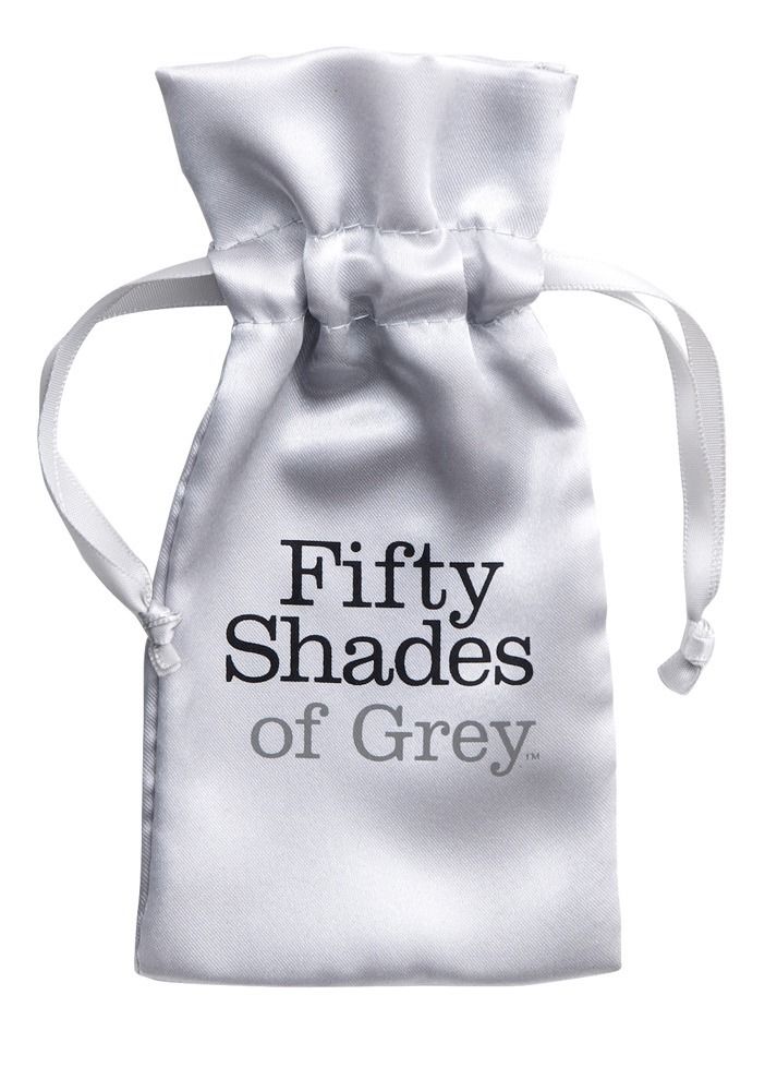 Weiße Satin-Geschenktasche mit Kordelzug. Aufgedruckt: "Fifty Shades of Grey".