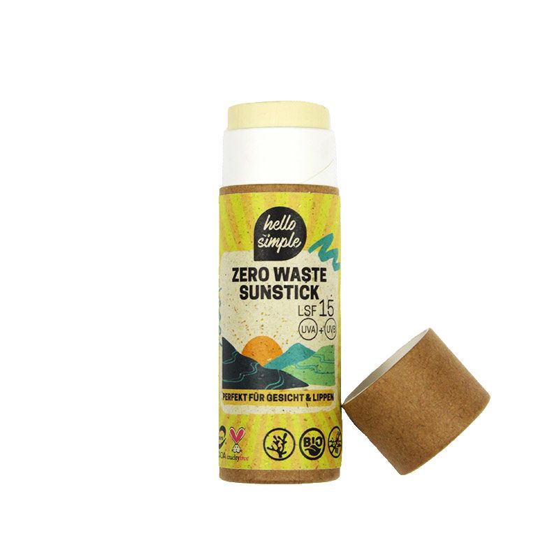 Zylindrischer Sonnenstick mit Deckel. Aufschrift: hello simple, Zero Waste Sunstick LSF 15. Grün-gelbe Verpackung mit Landschaftsmotiv.