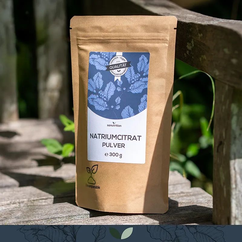 Sanutrition Natriumcitrat Pulver 300g in brauner Papiertüte auf Holzbank im Freien.