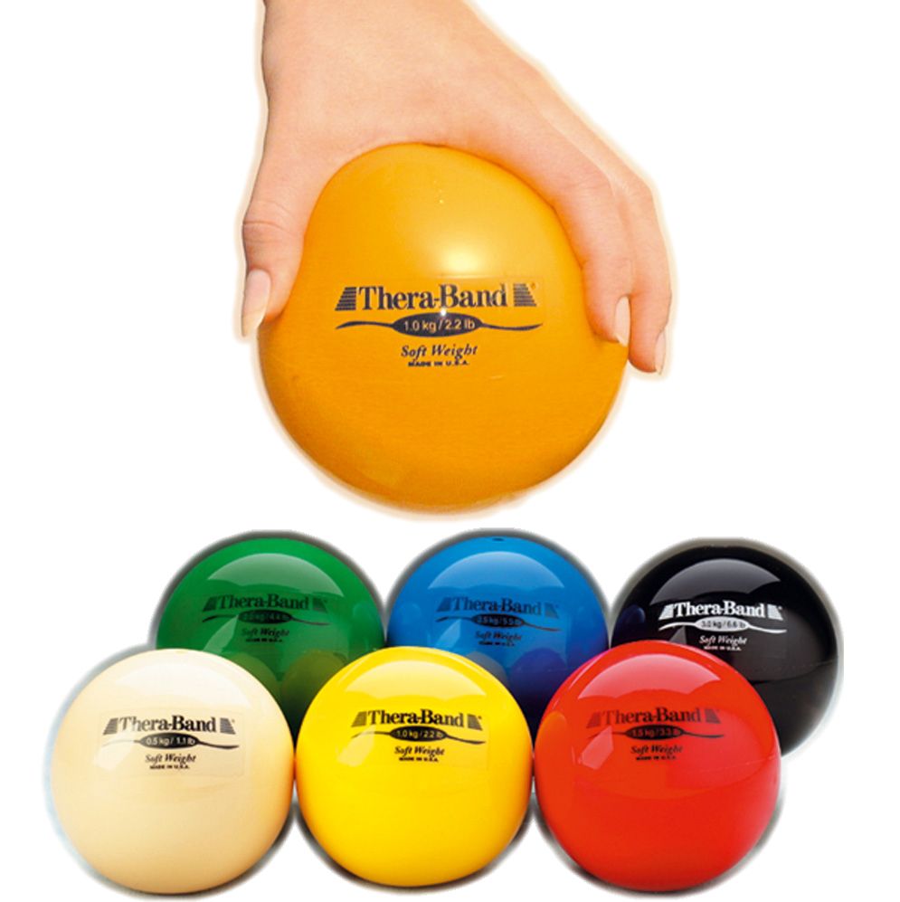 Mehrfarbige Thera-Band Soft Weight Gewichtsball. Ein Ball wird von einer Hand gehalten. Auf jedem Ball ist das Logo und das Gewicht angegeben.