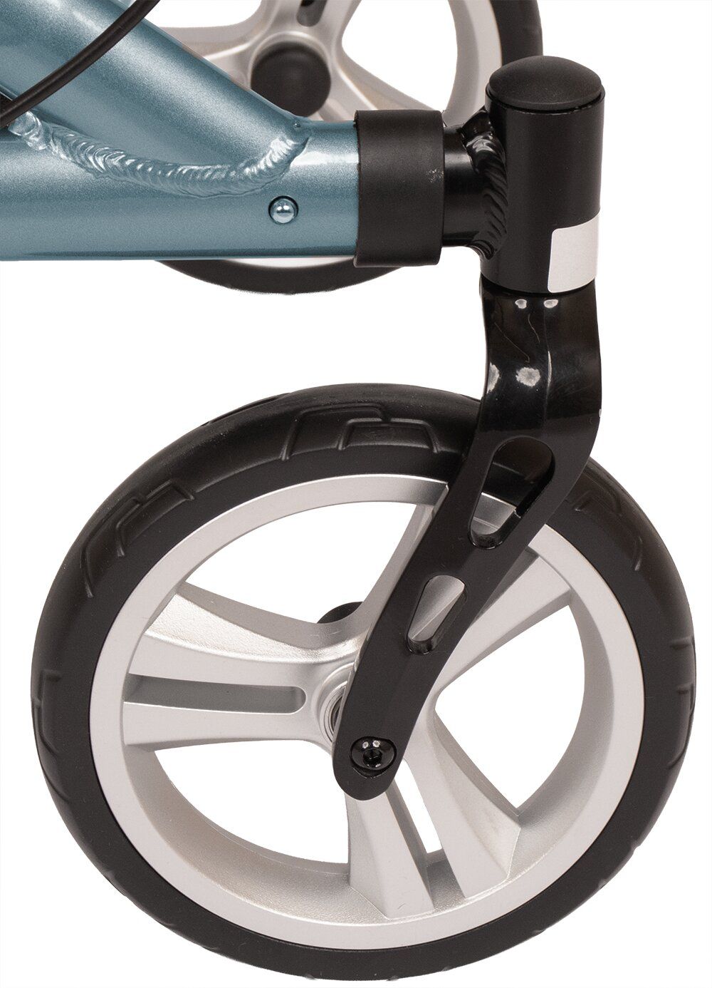 Nahaufnahme eines Rollator-Rades. Schwarzer Reifen, silberne Felge, blaues Gestell.