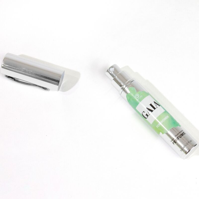 Silberfarbener Zerstäuber mit abgenommenem Deckel. Aufschrift GAIA. Transparente Hülle.