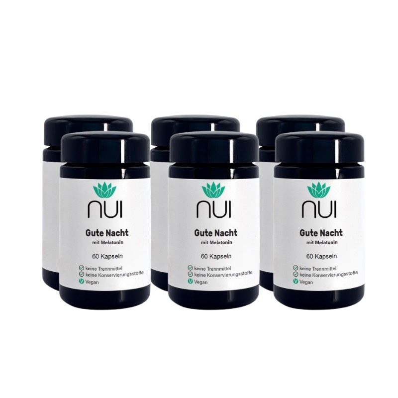 Sechs Flaschen NUI Gute Nacht mit Melatonin. Schwarze Deckel, weiße Etiketten mit Logo und Produktinformationen. 60 Kapseln.