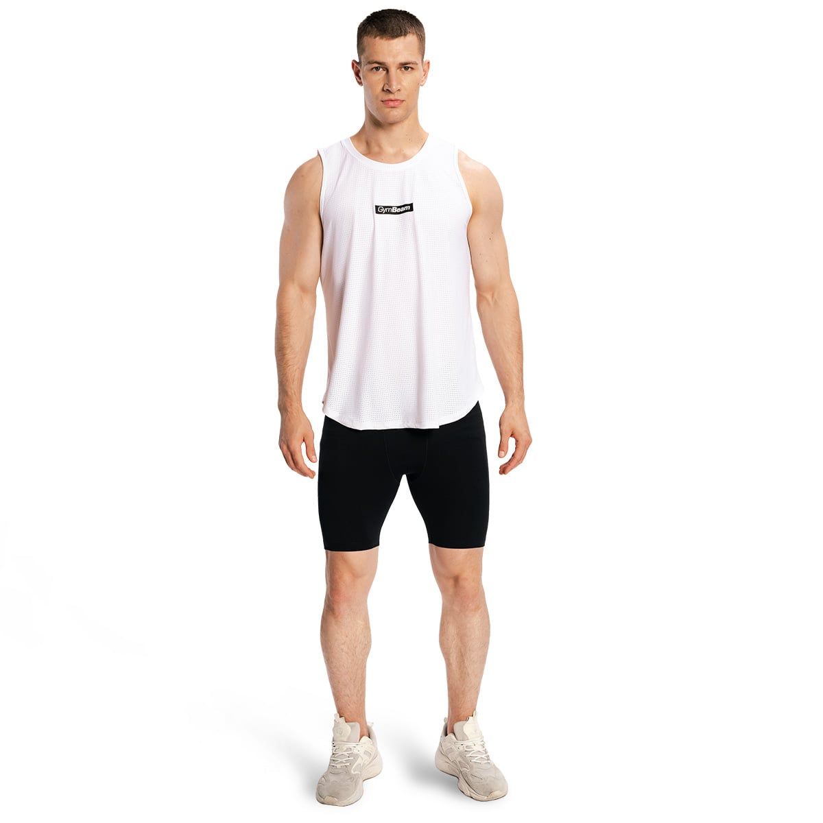 Mann in weißem, ärmellosem Tanktop mit GymBeam-Logo und schwarzen Shorts. Rundhalsausschnitt, abgerundeter Saum.