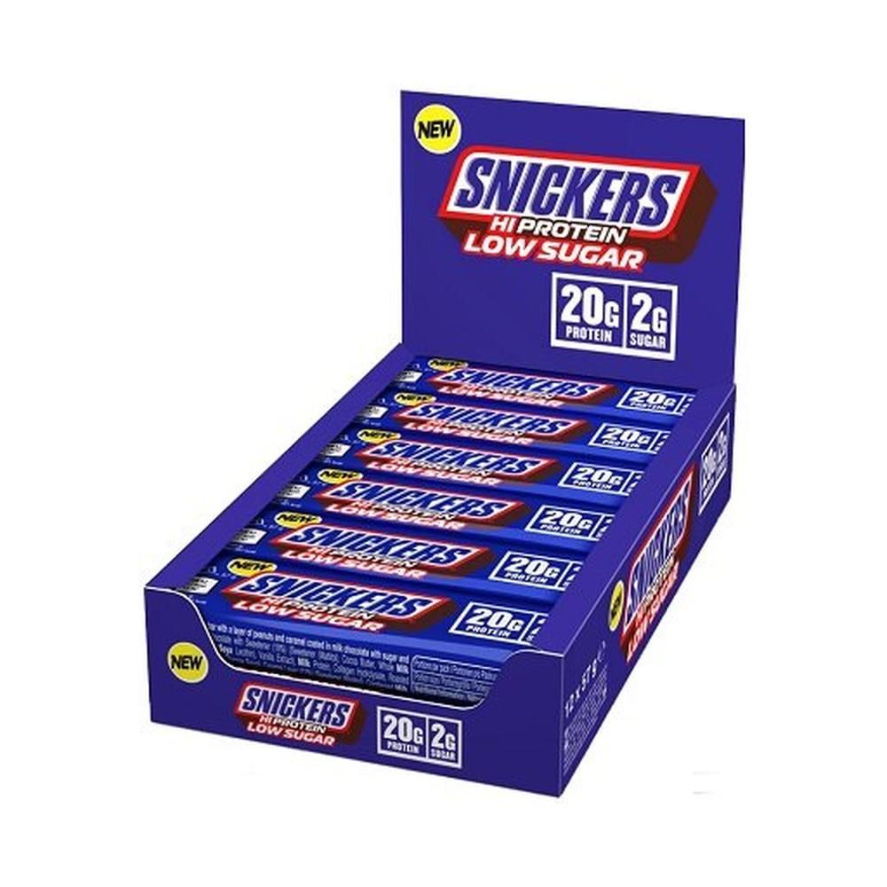 Blau-weiße Kartonverpackung mit Snickers Hi Protein Low Sugar Riegeln. Aufdruck: 20g Protein, 2g Zucker. Einzelne Riegel sichtbar.