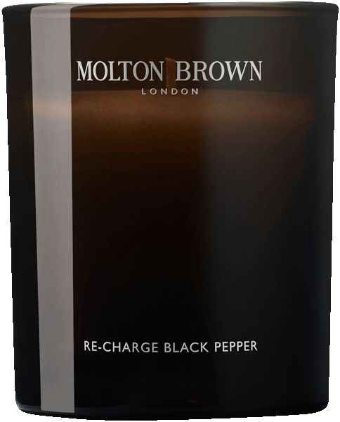 Zylindrische Kerze in braunem Glas. Text: Molton Brown London, Re-Charge Black Pepper.