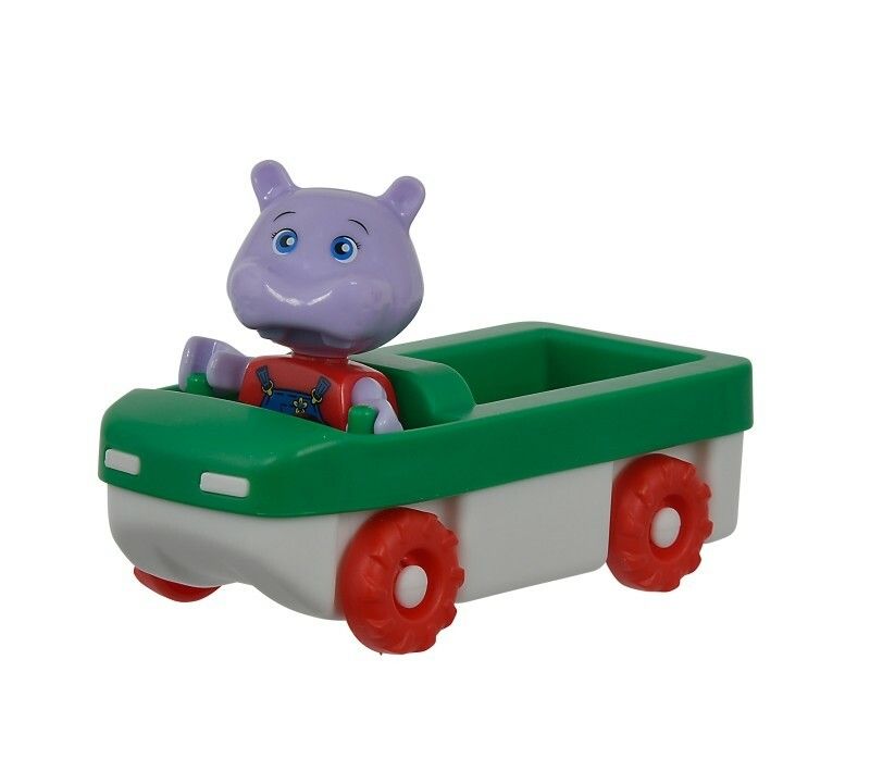 Spielzeug-Nilpferd in einem grünen und weißen LKW mit roten Rädern. Das Nilpferd trägt eine rote Weste und blaue Latzhose.
