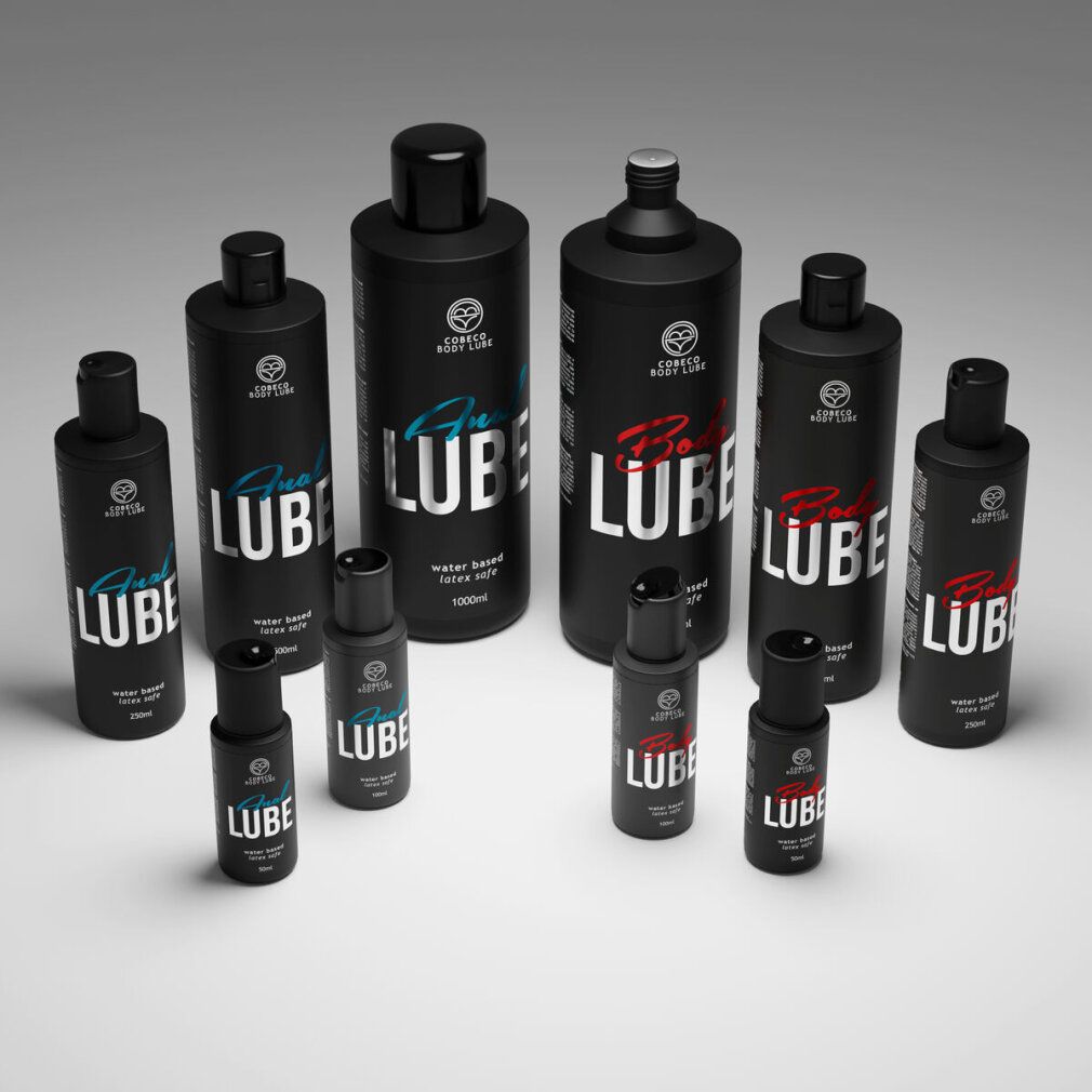 Mehrere Flaschen mit "Body Lube" in verschiedenen Größen. Schwarze Flaschen mit weißer oder roter Schrift. Logo "Cobeco Body Lube".