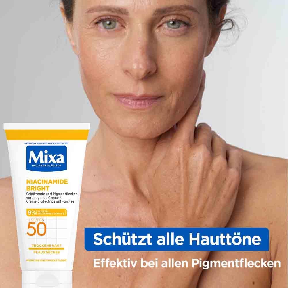 Frau mit Mixa Bright Creme. Aufschrift: Schützt alle Hauttöne. Effektiv bei Pigmentflecken. Tube im Bildausschnitt.