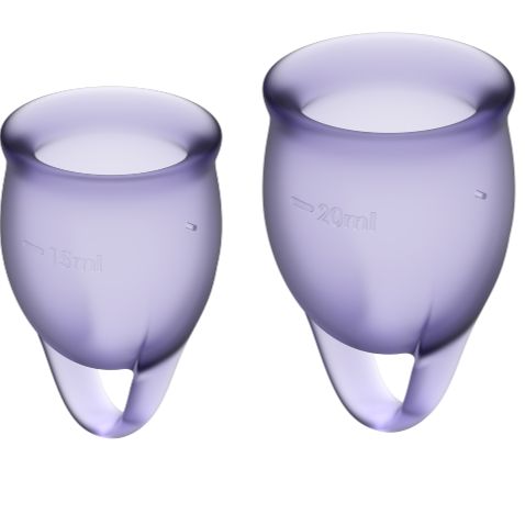 Zwei violette Menstruationstassen. Eine mit 15ml, eine mit 20ml Markierung. Trichterform mit Griff.