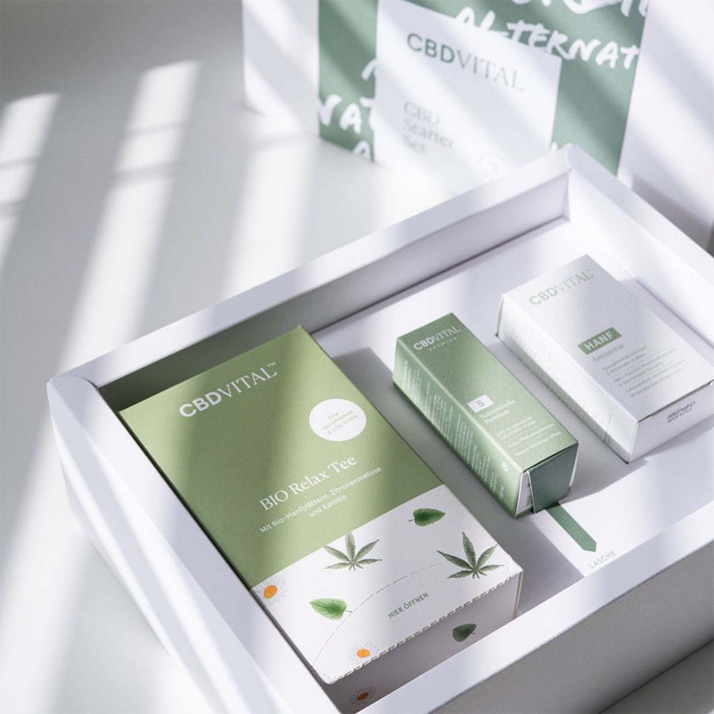 Geschenkset mit CBD-Produkten in einer weißen Box. Enthält eine Teebox, eine Flasche und eine weitere Schachtel.