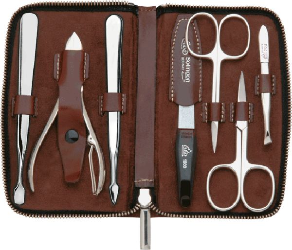 Maniküre-Set in braunem Etui: 7 Edelstahl-Instrumente, darunter Nagelhautschere, Pinzette und Nagelfeile.