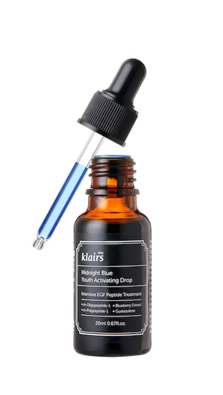 Braune Glasflasche mit schwarzem Deckel und Pipette. Auf dem Etikett steht "Midnight Blue Youth Activating Drop".