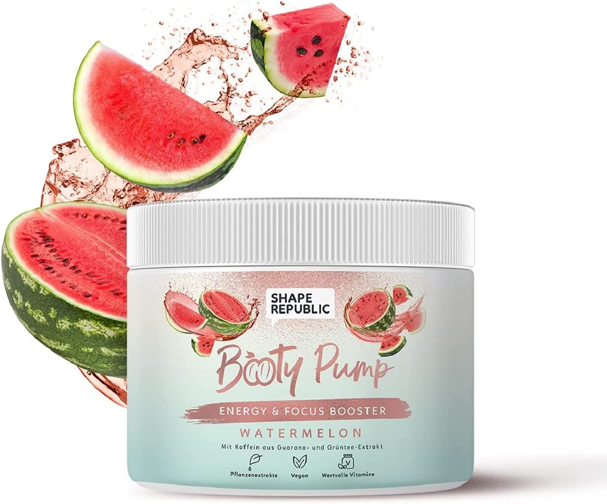 Weißes Produktglas mit Aufschrift "Booty Pump" und Wassermelonen-Illustrationen. Wassermelonenstücke im Hintergrund.