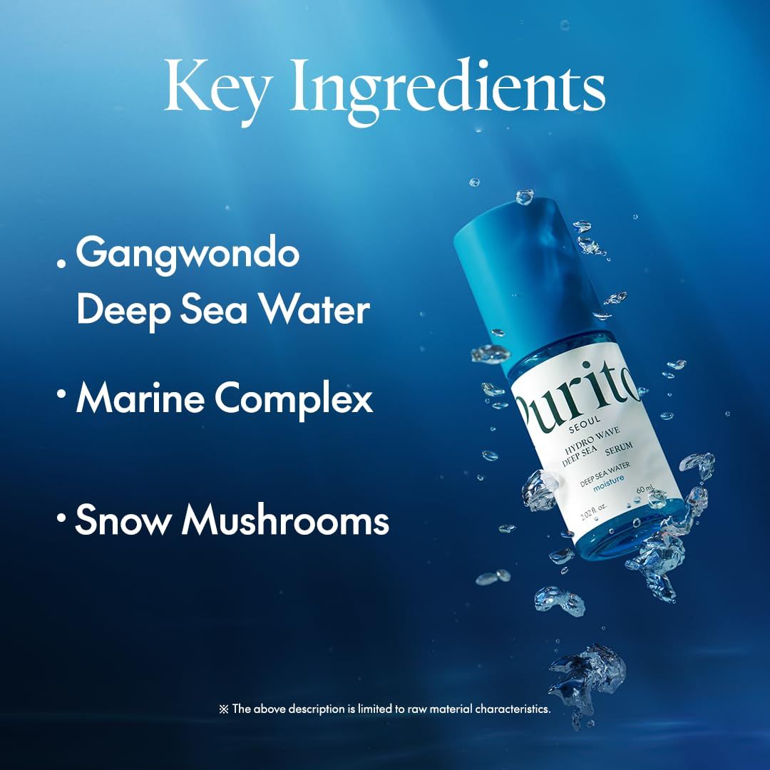Blau-weiße Flasche mit Serum. Text: Gangwondo Deep Sea Water, Marine Complex, Snow Mushrooms. Hintergrund: blau mit Wassertropfen.