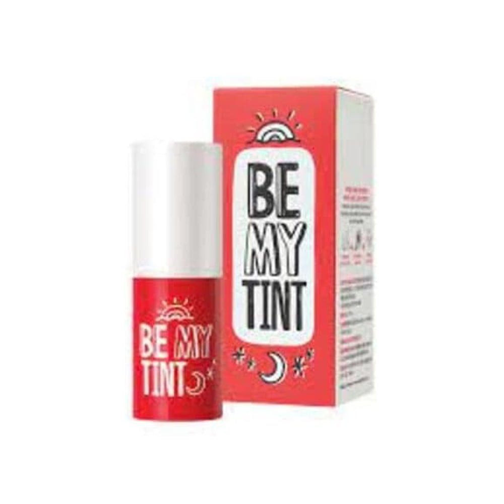 Roter Lip Tint und Verpackung. Aufschrift 'BE MY TINT'. Weiße Kappe, rote Basis. Rechteckige Verpackung mit Text und Illustrationen.