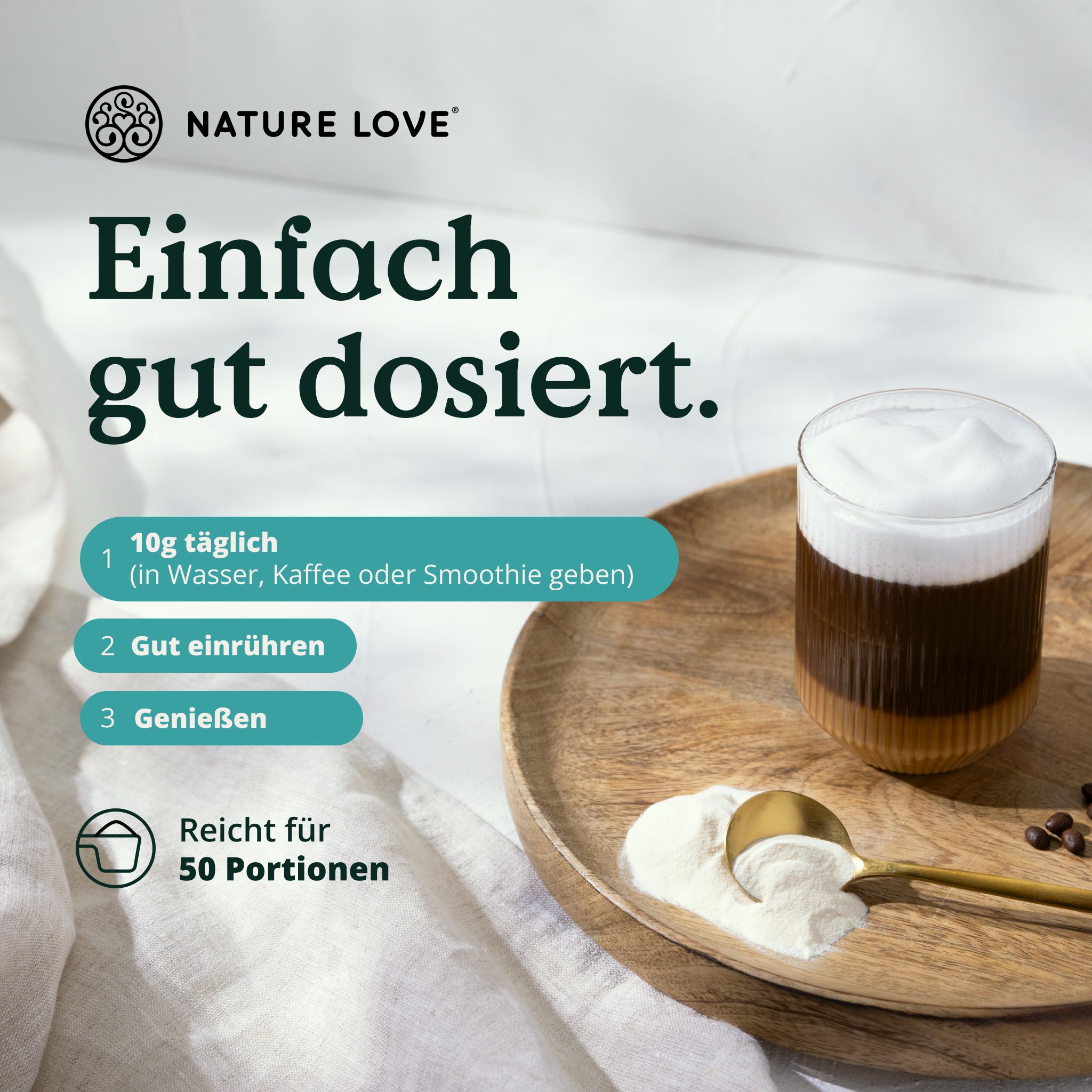 Glas mit Getränk und Löffel NATURE LOVE® Collagenpulver. 10g täglich in Wasser, Kaffee oder Smoothie geben. Reicht für 50 Portionen.
