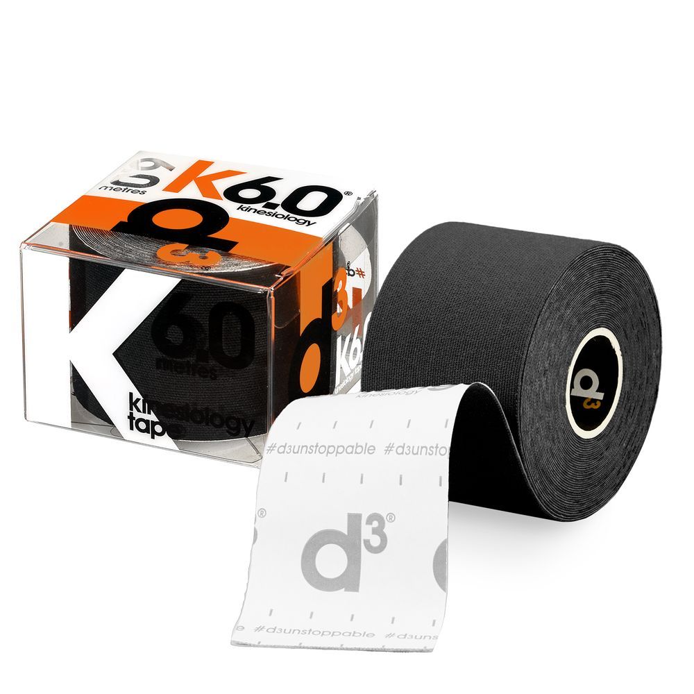 Schwarzes Kinesiologie-Tape auf einer Rolle, daneben die Verpackung mit Aufdruck K6.0.