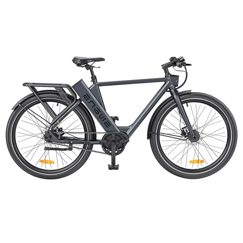 Graues E-Bike mit Gepäckträger, Schutzblechen und Akku. Marke Engwe am Rahmen. Schwarze Reifen und Sattel.
