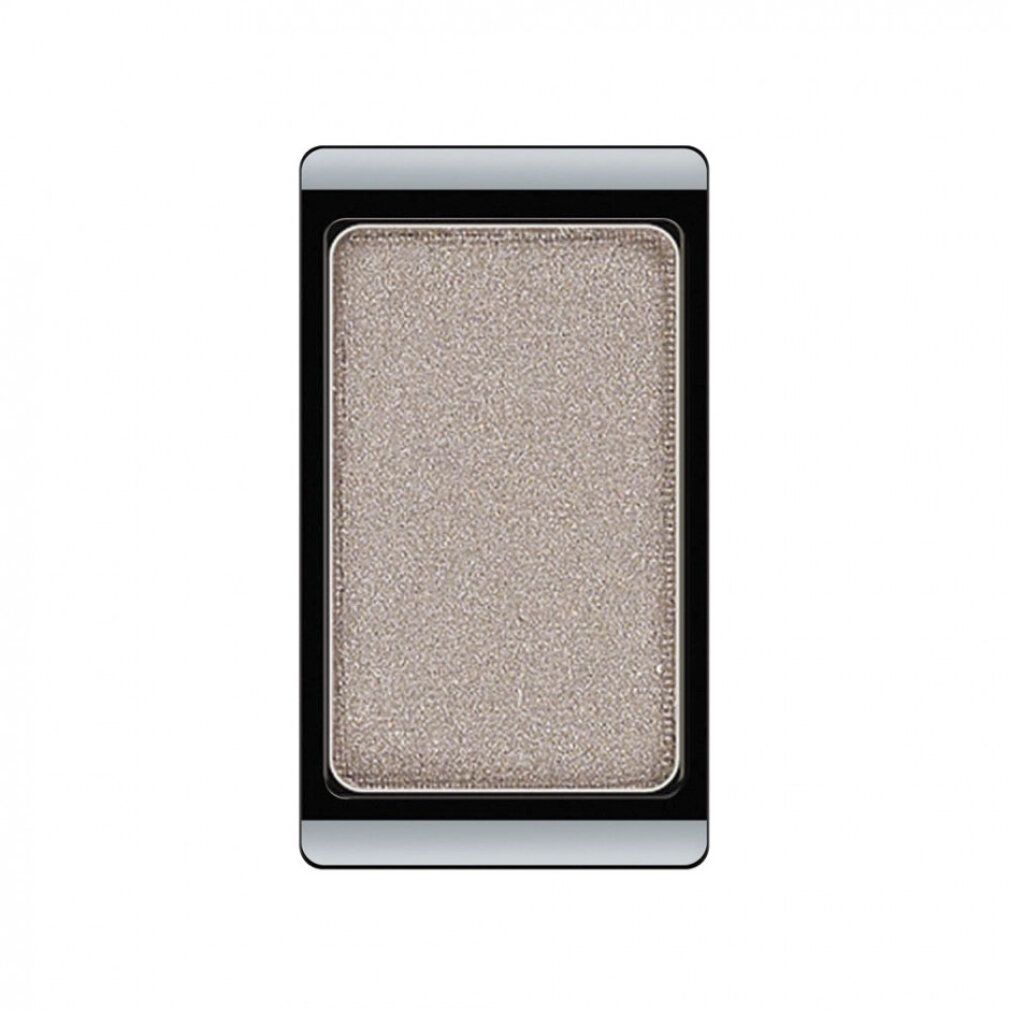 Artdeco Lidschatten Pearlfarben. Rechteckiger Lidschatten in hellbraun-beige mit silberner Umrandung. Glitzernde Textur.