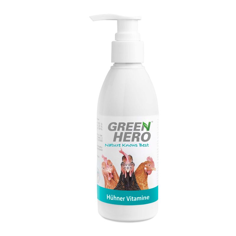 Weiße Flasche mit Dosierpumpe. Aufschrift: GREEN HERO, Hühner Vitamine. Abbildung von Hühnern.
