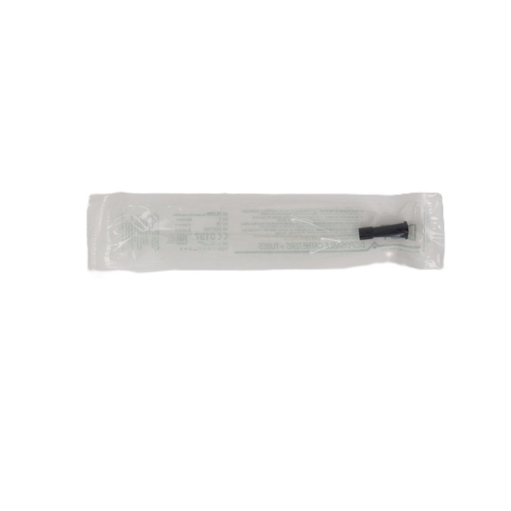 Katheter in Folienverpackung. Schwarze Spitze sichtbar. Sterile Verpackung mit Aufdruck.