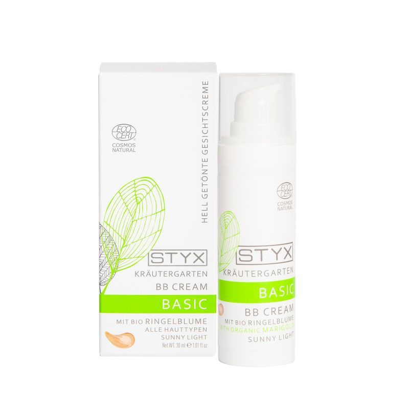 Weiße Flasche und Karton mit Aufschrift STYX Kräutergarten BB Cream Basic. Enthält Bio-Ringelblume. Sunny Light. COSMOS NATURAL-Zertifizierung.