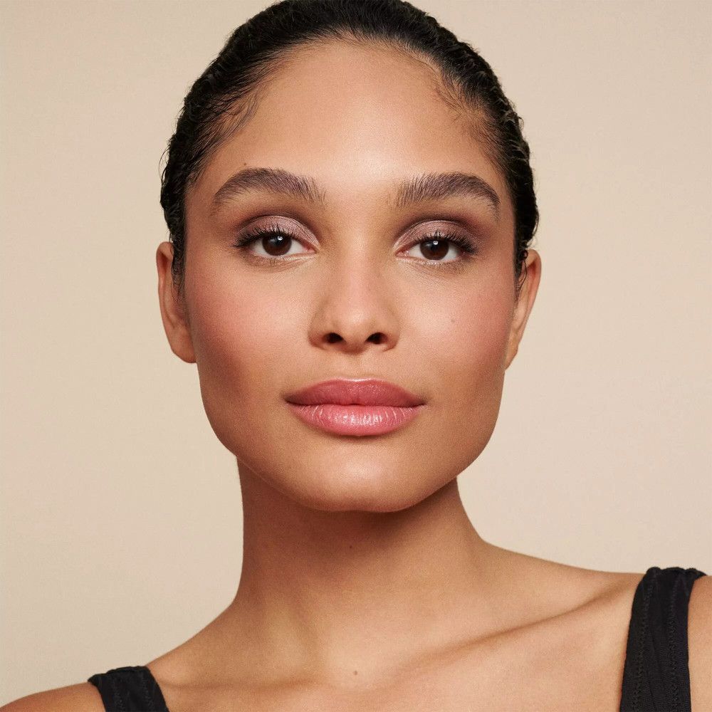 Nahaufnahme eines Gesichts mit Make-up. Deutlich sichtbare Augen mit Lidschatten, Lippenstift und Augenbrauen.