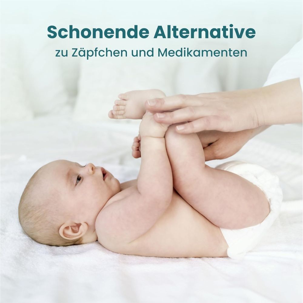 Baby liegt auf dem Rücken, Beine werden gehalten. Text: Schonende Alternative zu Zäpfchen und Medikamenten.