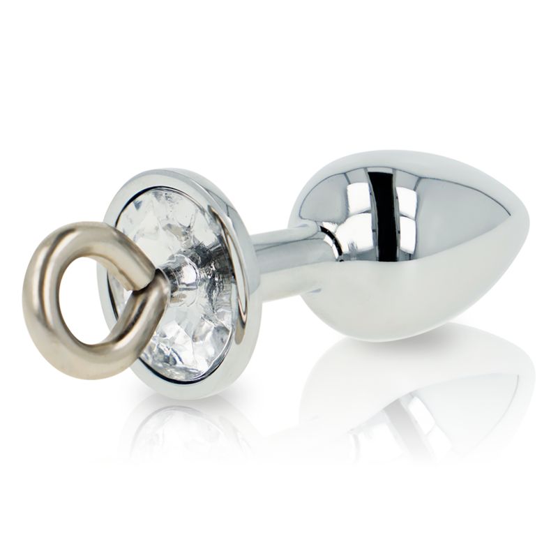 Metall-Buttplug mit Ring. Glänzende Oberfläche. Tropfenförmiger Kopf, zylindrischer Schaft, Ring mit Verzierung.