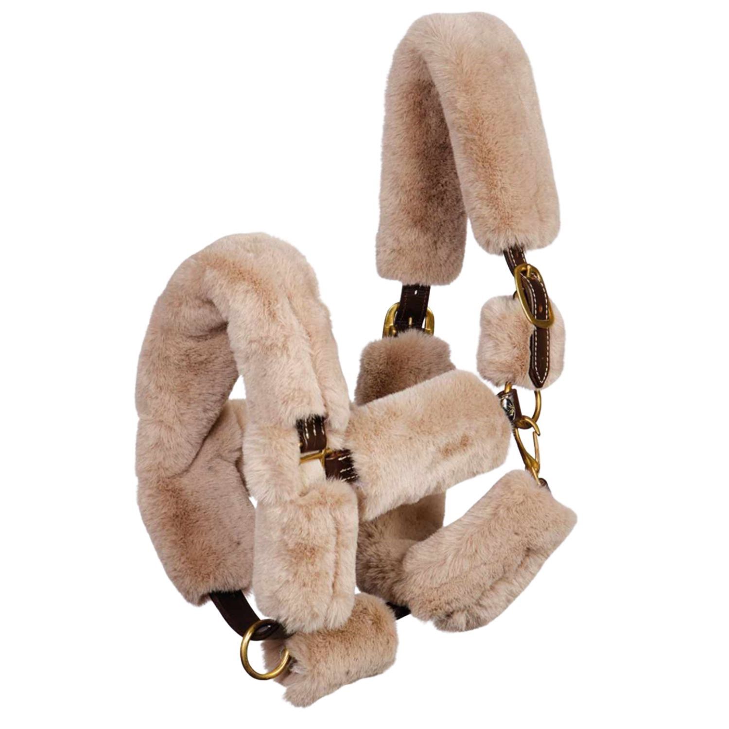 Beiger Halfterschutzbezug mit Fell. Braune Lederriemen und goldfarbene Schnallen. Für Pferde.