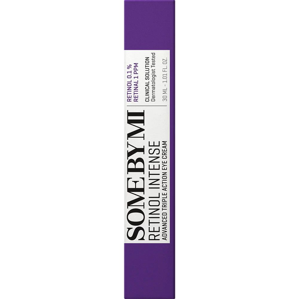 Aufrechte, violette Verpackung. Auf der Verpackung steht SOMEBYMI Retinol Intense Advanced Triple Action Eye Cream.
