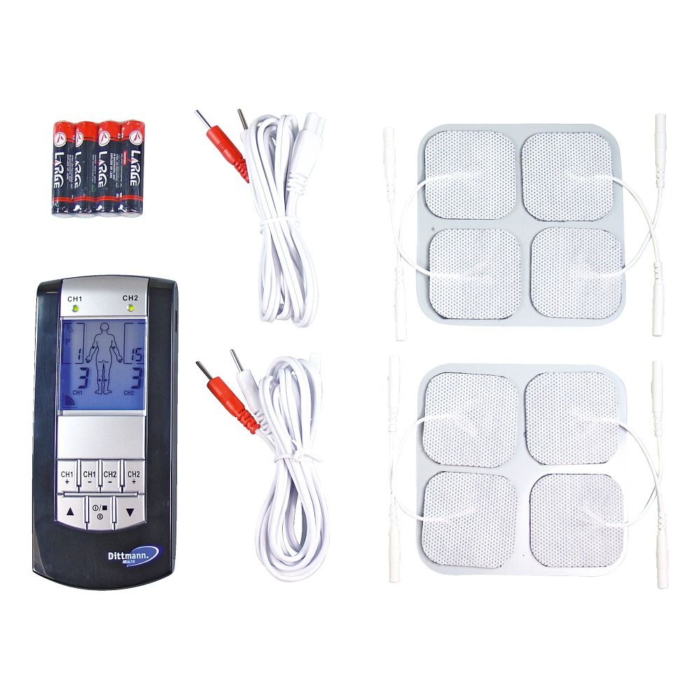 Dittmann Health TENS-Gerät, Batterien, Elektrodenpads und Kabel. Das Gerät hat ein Display. Pads sind quadratisch.
