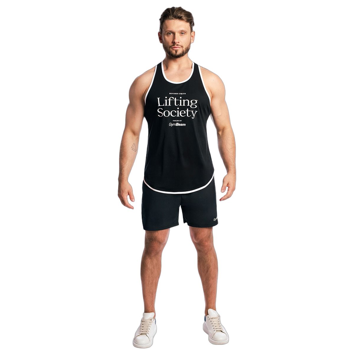 Mann in schwarzem Tanktop und Shorts, vorne mit "Lifting Society"-Aufdruck.