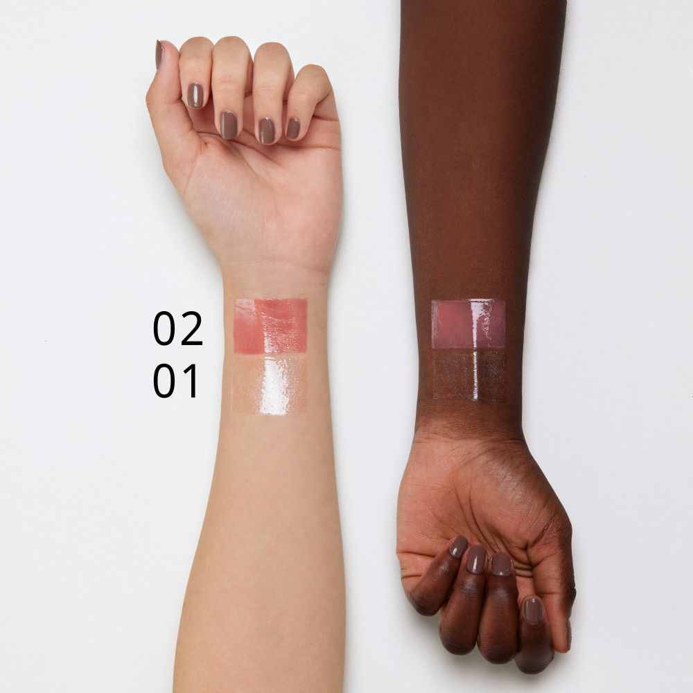 Zwei Arme mit Lippenvolumen Gloss-Swatches. Farbnummern 01 und 02. Helle und dunkle Hauttöne.