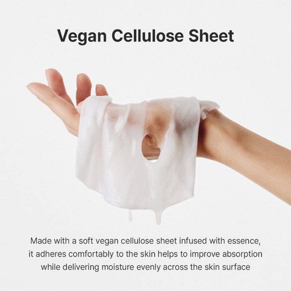Eine Hand hält eine weiße vegane Zellulose-Tuchmaske, die mit Essenz getränkt ist.