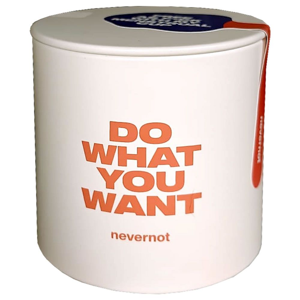 Zylindrische weiße Verpackung mit roter Aufschrift und rotem Siegel.