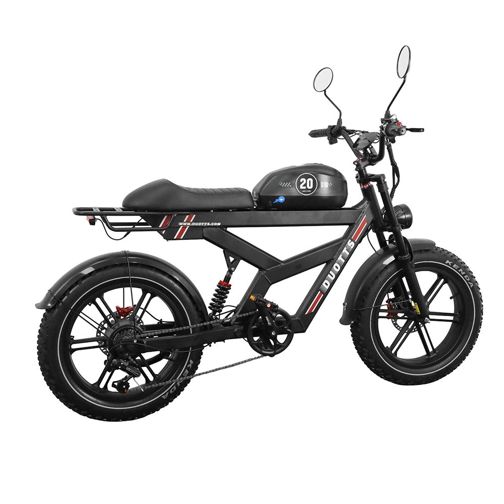 Schwarzes Elektro-Dirtbike mit Sattel, Gepäckträger und breiten Reifen. Marke DUOTTS.